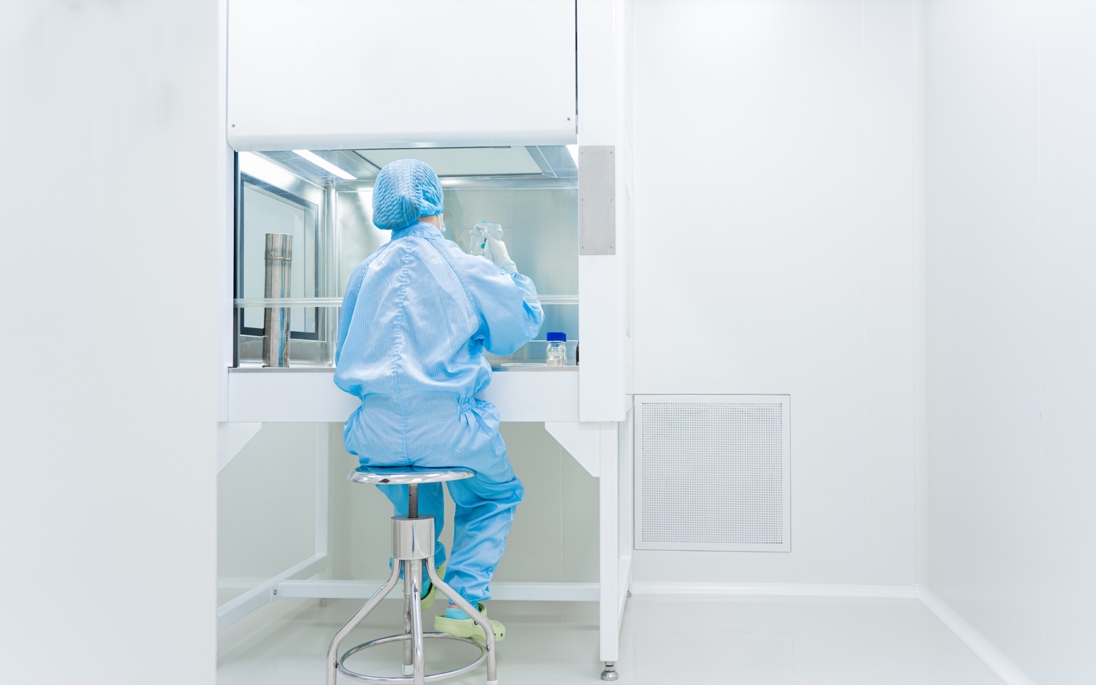 Steril laboratuvar ortamında çalışan Omega Genetik uzmanı