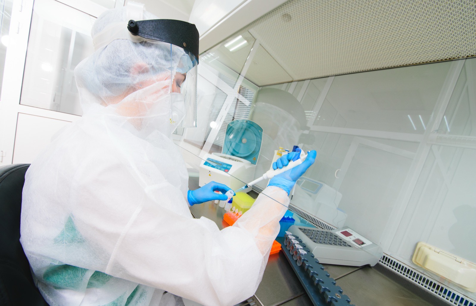 Laboratuvarda pipet ile numune hazırlayan Omega Genetik uzmanı